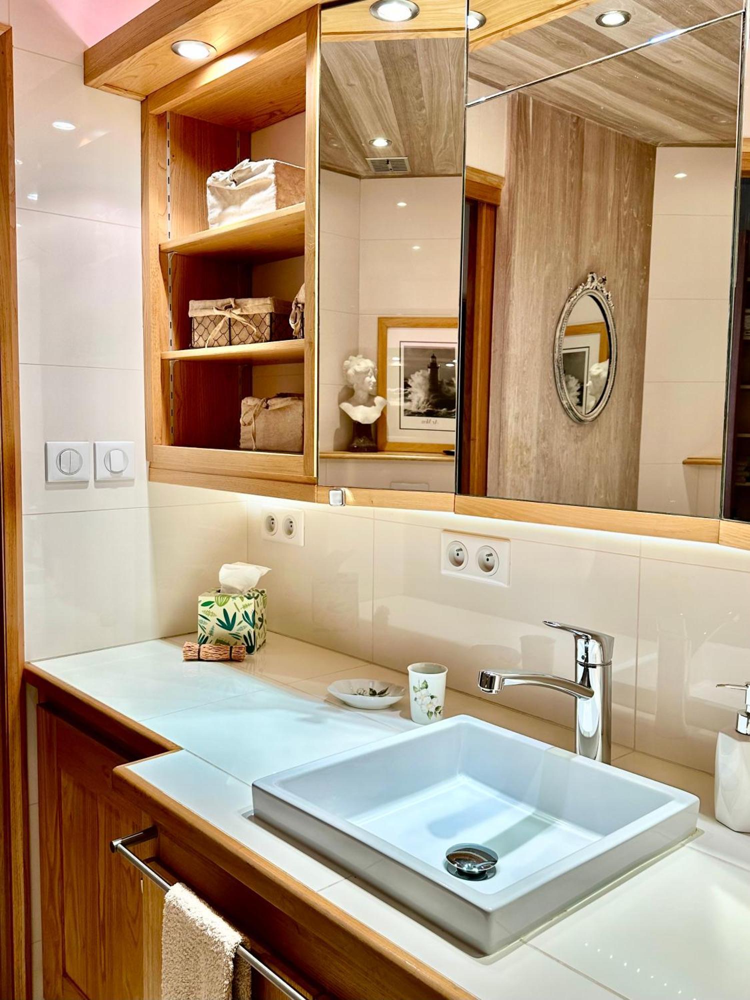 Logis Saint-Flaceau เลอม็องส์ ภายนอก รูปภาพ